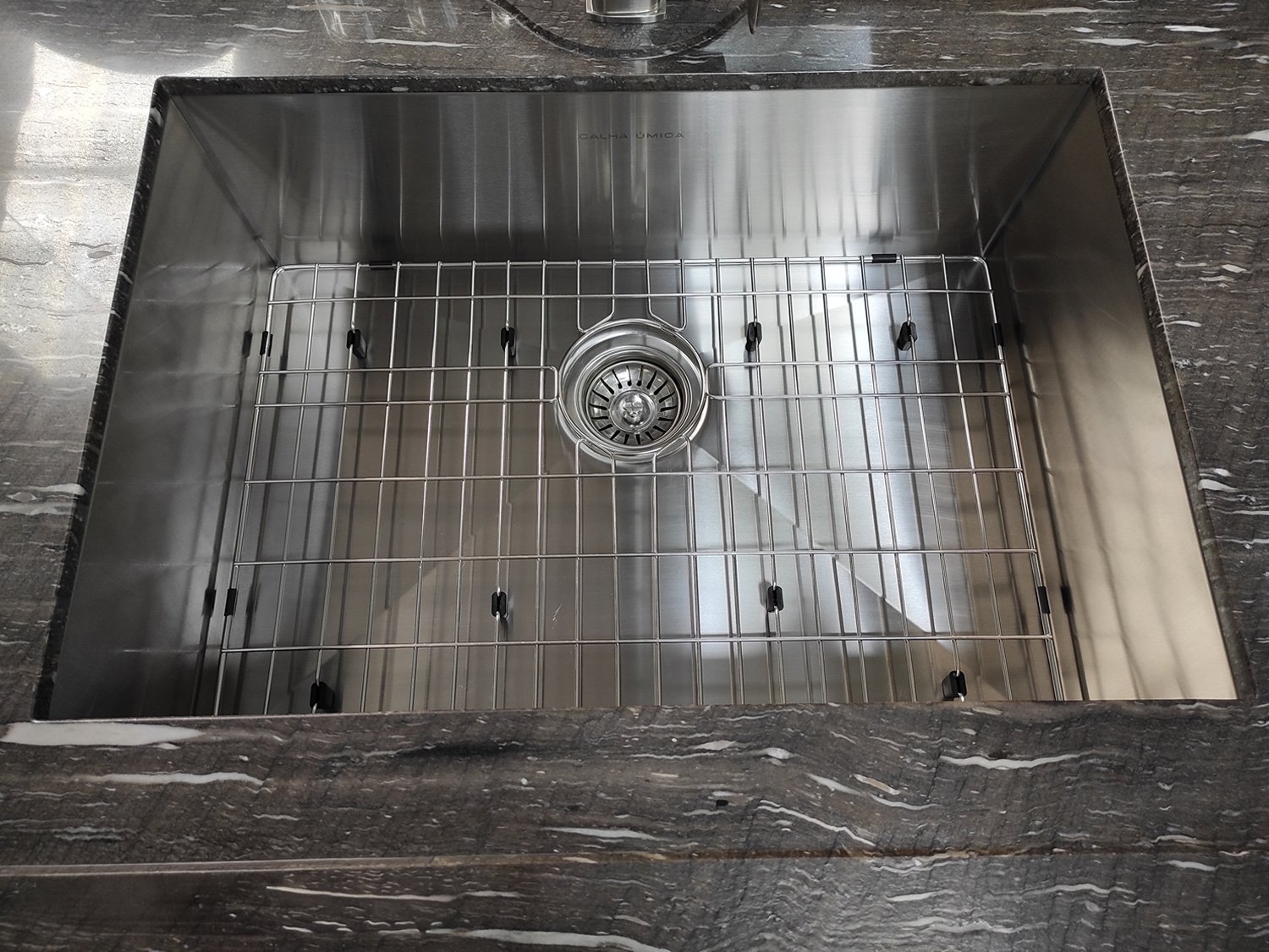 Cuba De Embutir Quadratta 60x40cm Em Aço Inox Escovado Com Escorredor + Grade Aramada e Válvula De 4.1/2