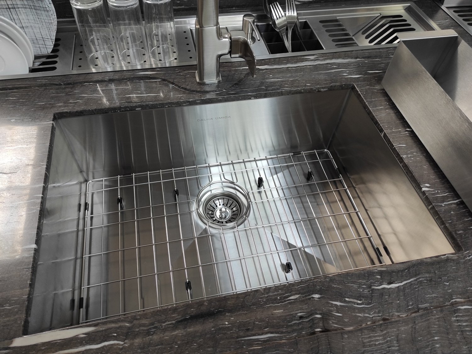 Cuba De Embutir Quadratta 60x40cm Em Aço Inox Escovado Com Escorredor + Grade Aramada e Válvula De 4.1/2