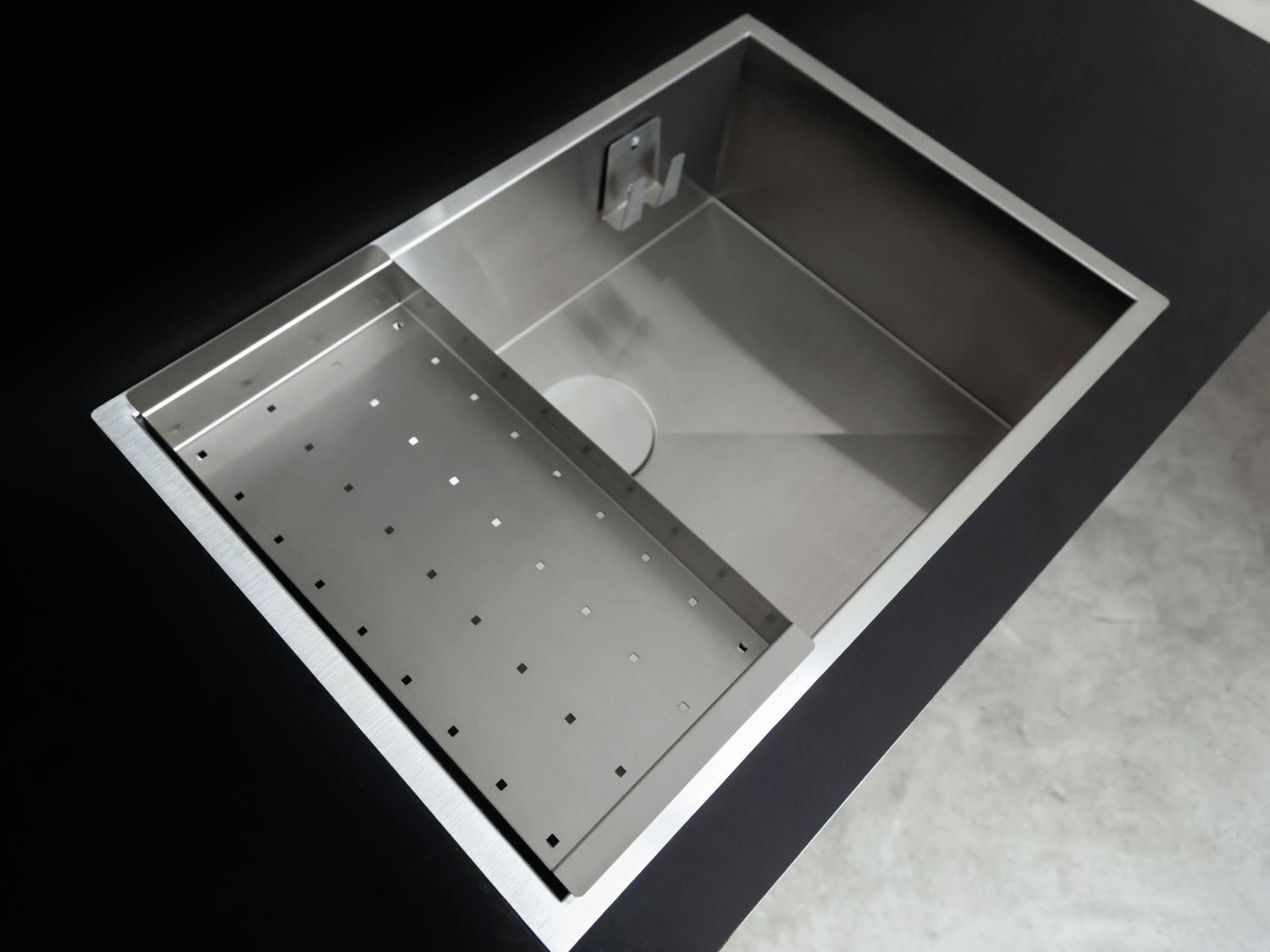 Cuba De Sobrepor Quadratta 60x40cm Em Aço Inox Escovado Com Escorredor e Tampa Decorativa Para Válvula De 4.1/2