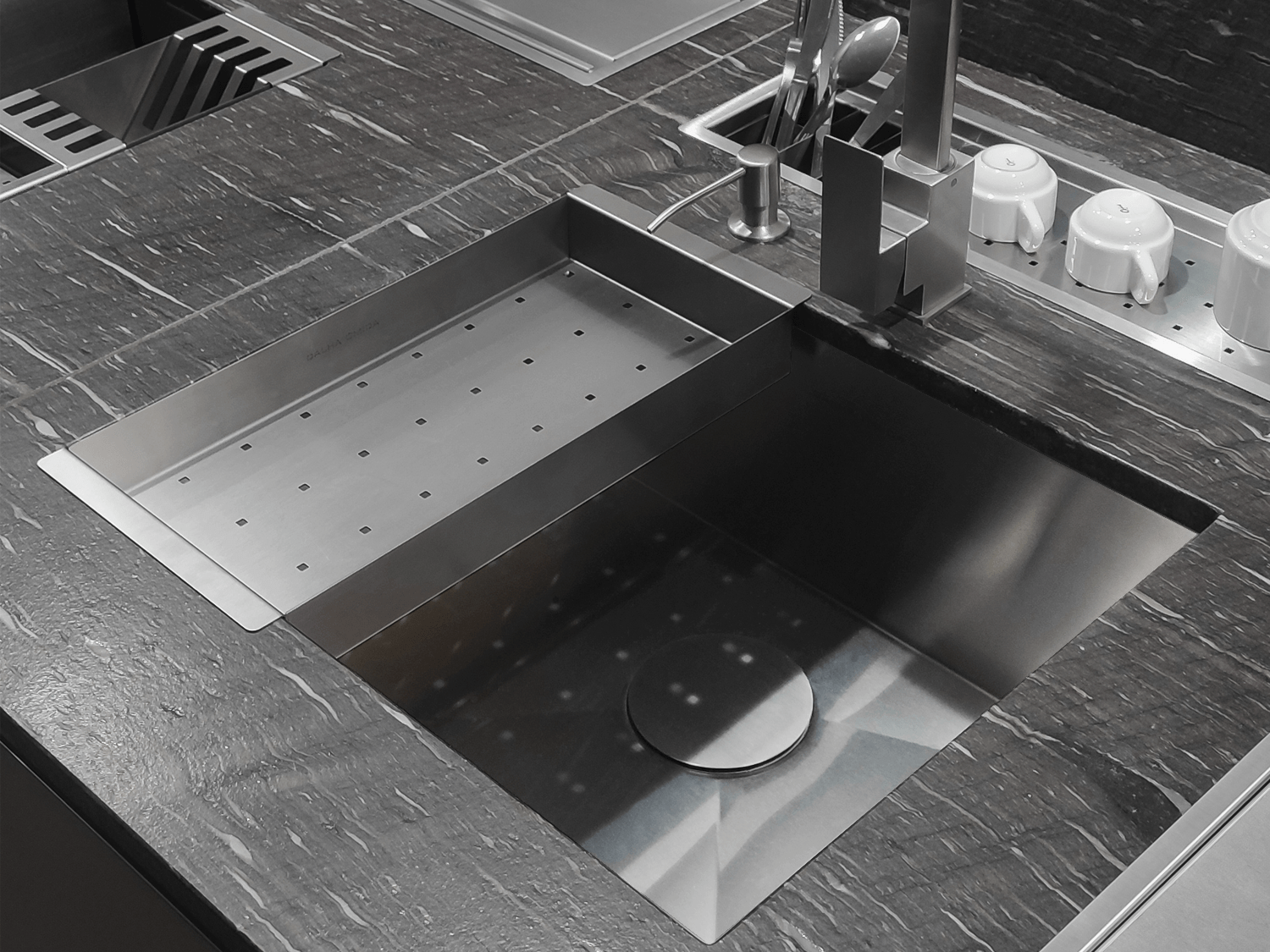 Cuba De Sobrepor Quadratta 60x40cm Em Aço Inox Escovado Com Escorredor e Tampa Decorativa Para Válvula De 4.1/2