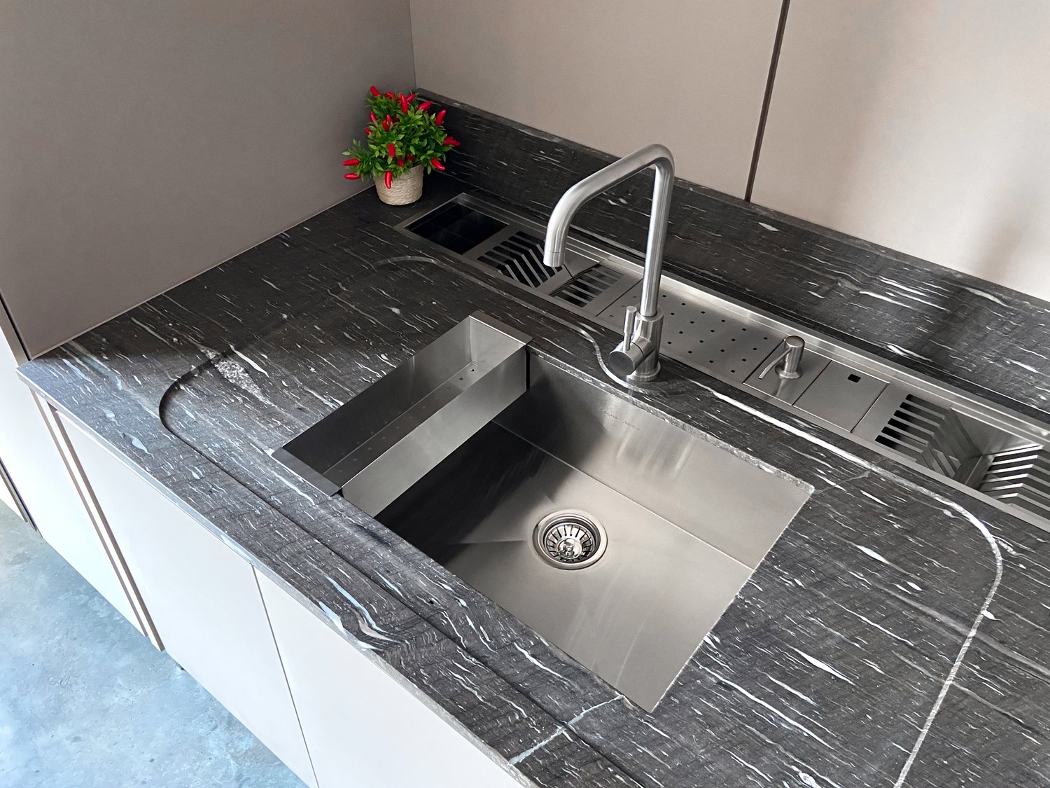 Cuba De Sobrepor Quadratta 60x40cm Em Aço Inox Escovado Com Escorredor e Válvula De 4.1/2