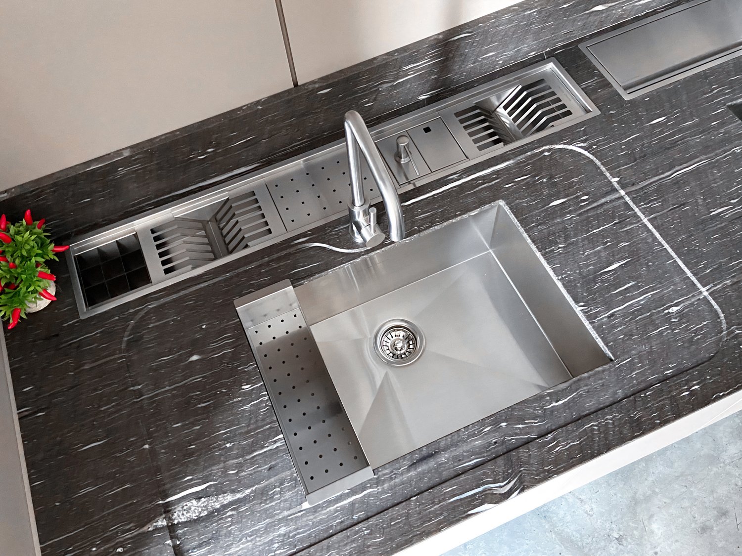 Cuba De Sobrepor Quadratta 60x40cm Em Aço Inox Escovado Com Escorredor e Válvula De 4.1/2
