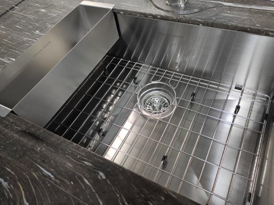 Cuba De Embutir Quadratta 60x40cm Em Aço Inox Escovado Com Escorredor + Grade Aramada e Válvula De 4.1/2