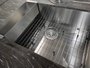 Cuba De Embutir Quadratta 60x40cm Em Aço Inox Escovado c Escorredor + Grade Aramada e Válvula De Ø4.1/2"